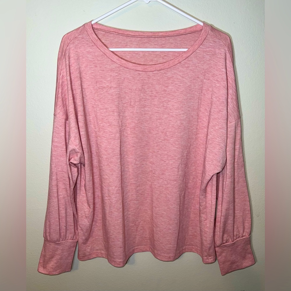 5. Women’s Pink Relaxed Long Sleeve Pullover Sweatshirt! Size Medium. 🌸